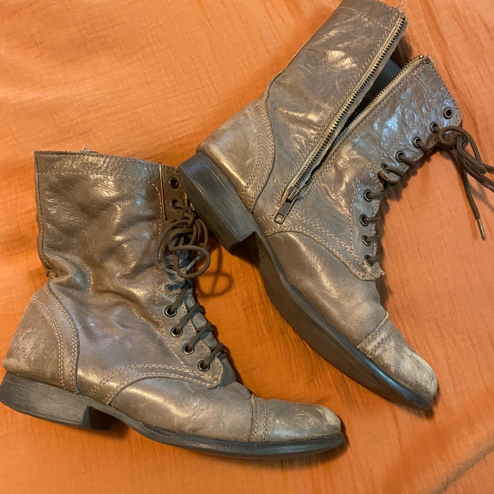 Troopa Boots with leather lining and rubber sole